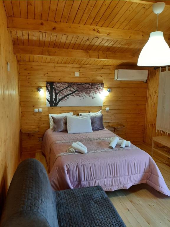 格兰杜拉Quinta do Pinheiro的小木屋内一间卧室,配有一张床