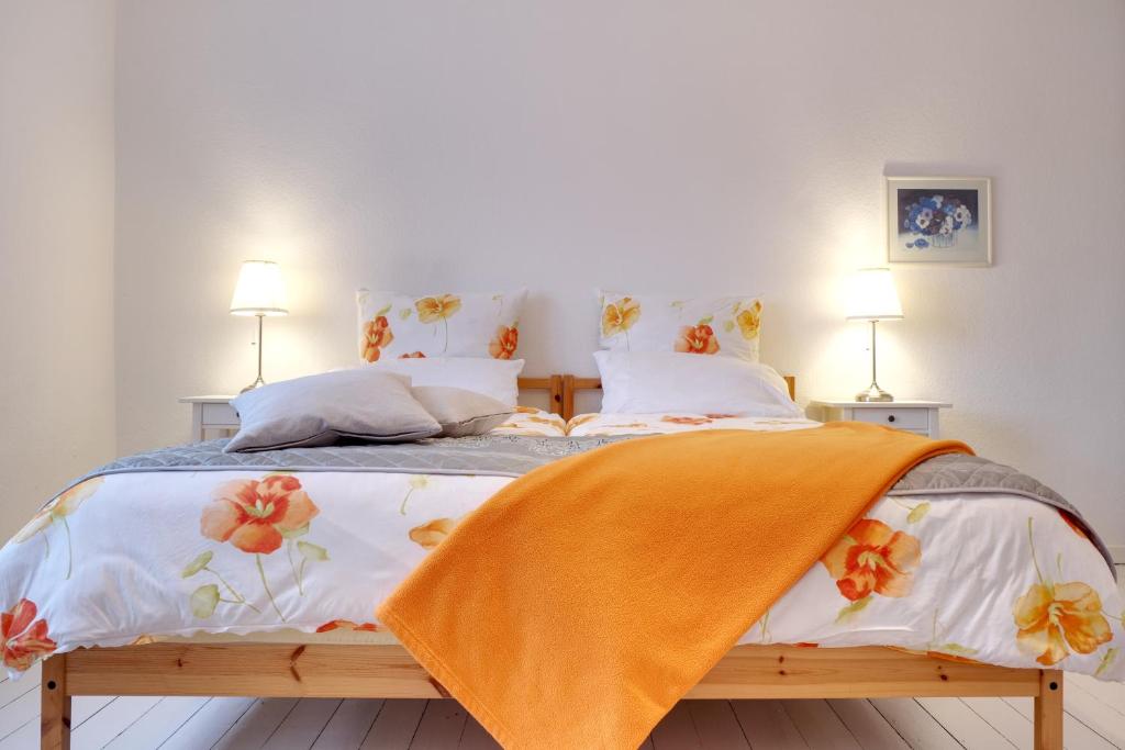 鲁尔河畔米尔海姆Ferienwohnung Heimaterde的一间卧室配有一张床铺,床上有毯子