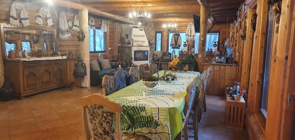 巴亚马雷Cabana Ignis的房屋内带桌椅的用餐室