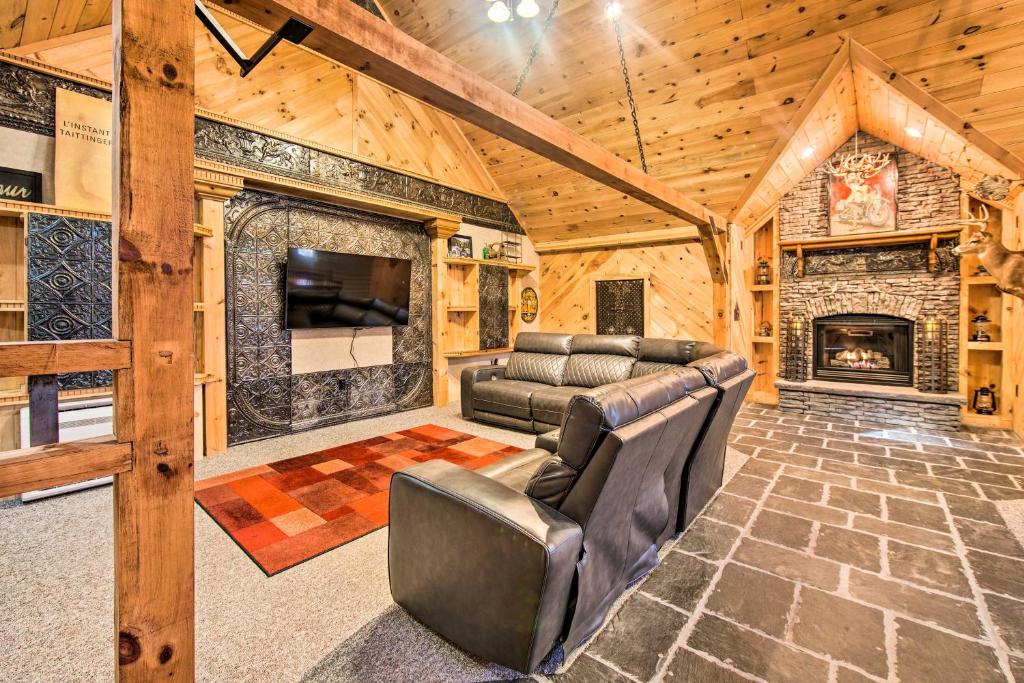 ReedsvilleTimberland Estates Cabin Close to Trails!的带沙发和壁炉的客厅