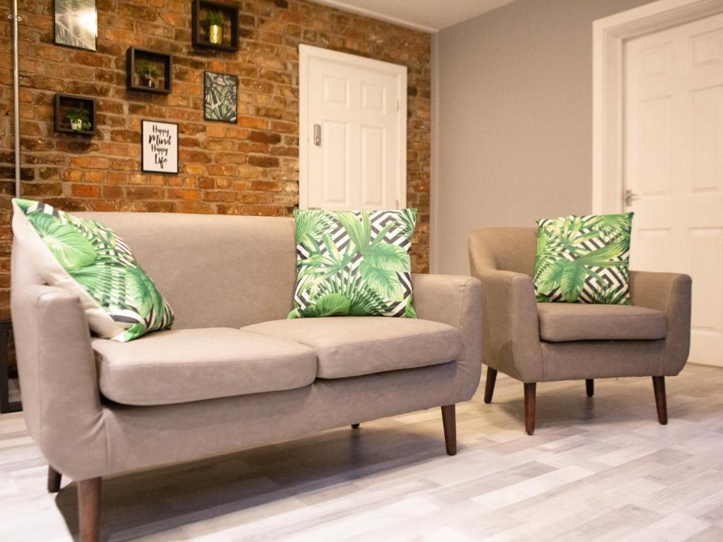 Rock FerryThe Mersey Apartment @ Liver House的客厅配有沙发和两把椅子