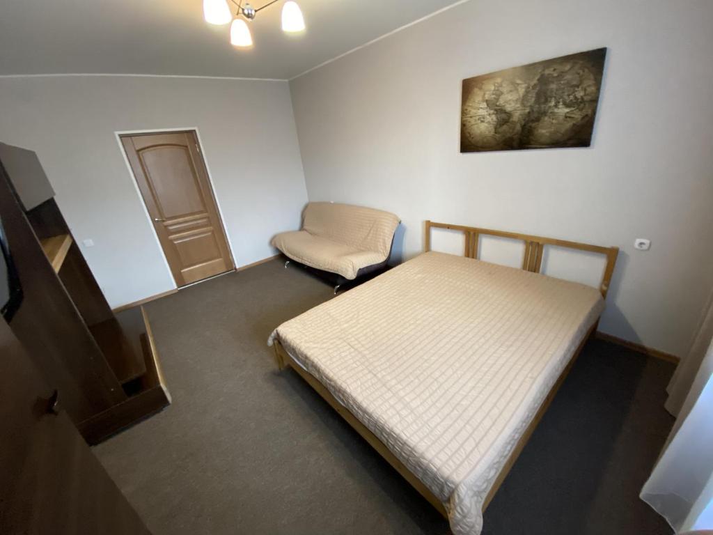 赤塔基罗瓦16德卡布里斯特公寓的一间卧室配有一张床和一把椅子