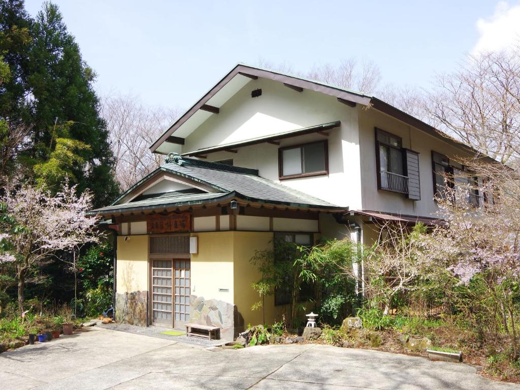 箱根YUPOPPO Hakone的一间日本房子,上面有标志