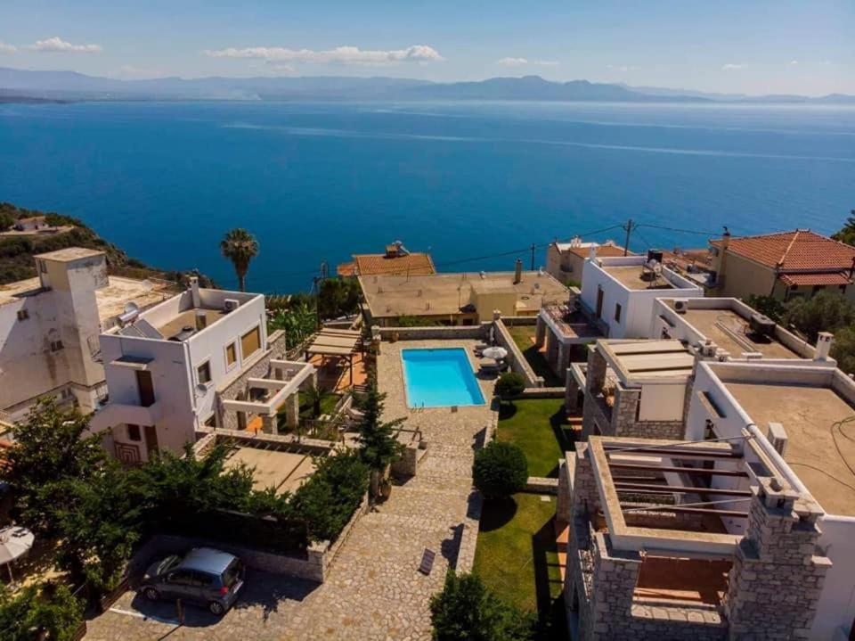 马夫罗沃Malvazios Villas #8的享有带游泳池的房屋的空中景致