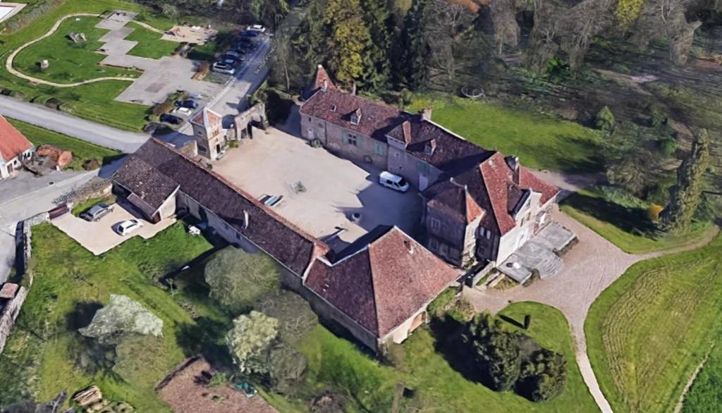 Miserey-Salinesau château的享有大房子空中美景,设有庭院
