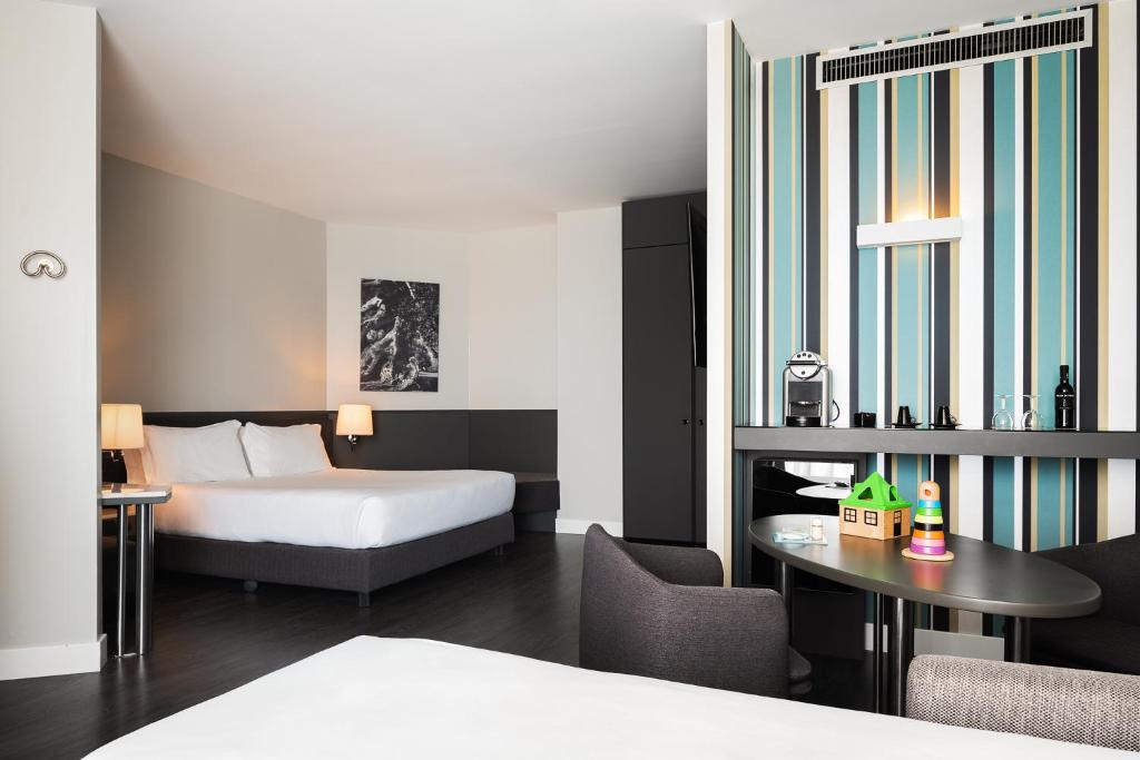 巴里尼古拉斯酒店的酒店客房带一张床、一张桌子和椅子