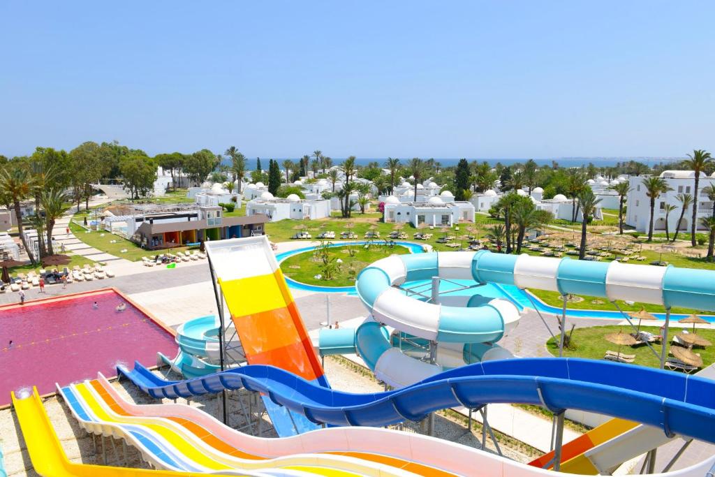 莫纳斯提尔One Resort Aqua Park的一个带水滑梯的大型水上公园