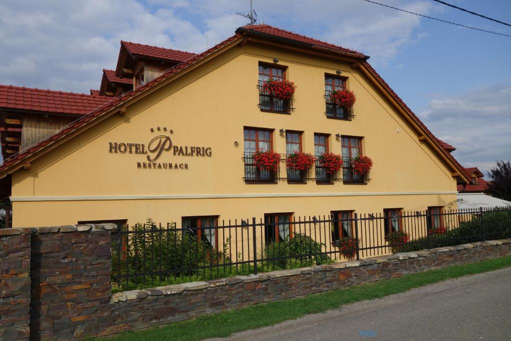 Stará Ves nad Ondřejnicí帕尔弗里格餐厅酒店的窗户上装有花盒的建筑