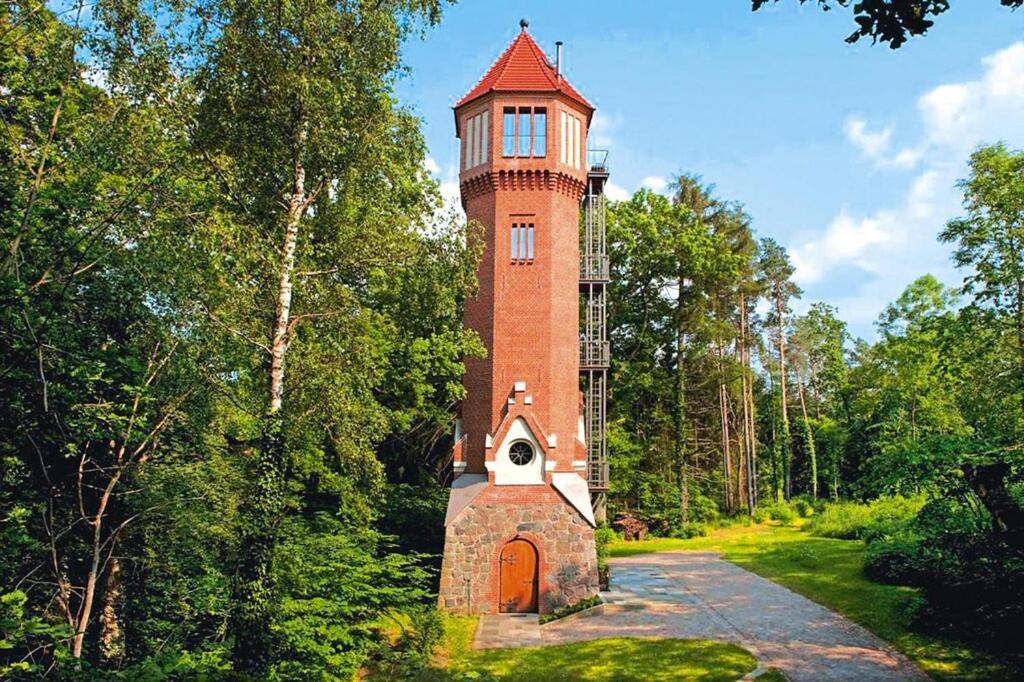 KuchelmißWater tower, Kuchelmiss的森林中间的高高的砖塔