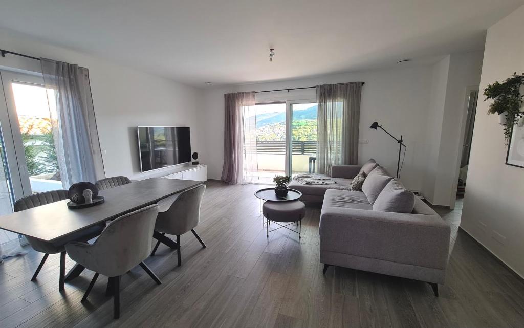 科佩尔Villa Capris apartments的客厅配有沙发和桌子