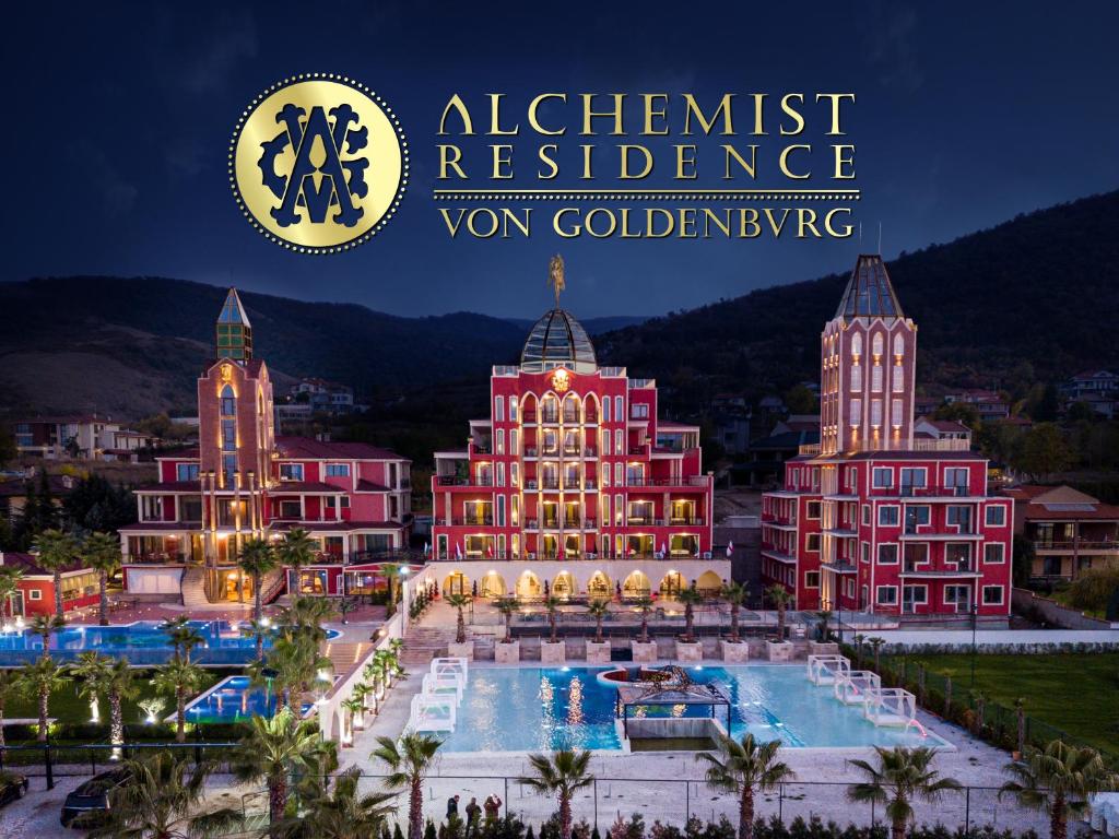 普罗夫迪夫Alchemist Residence Von Goldenburg的享有带游泳池和建筑的度假村景色