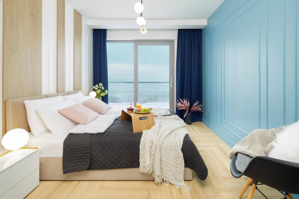 米兹多洛杰Balticus Apartamenty Deluxe Promenada Gwiazd 14的一间卧室设有一张床,享有海景