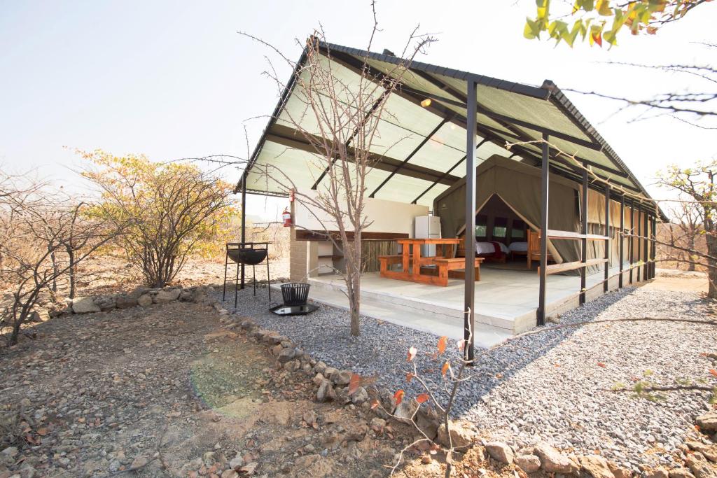 奥考奎约Etosha Safari Camping2Go的玻璃屋顶房屋的 ⁇ 染