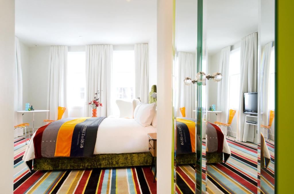 奥克兰德布雷特酒店的一间酒店客房,配有一张床和一台电视