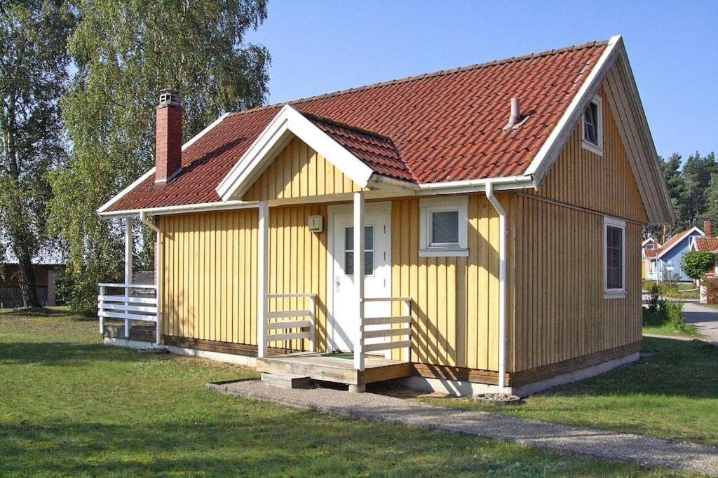 乌塞林Holiday house at the Useriner See, Userin的红色屋顶的黄色小房子