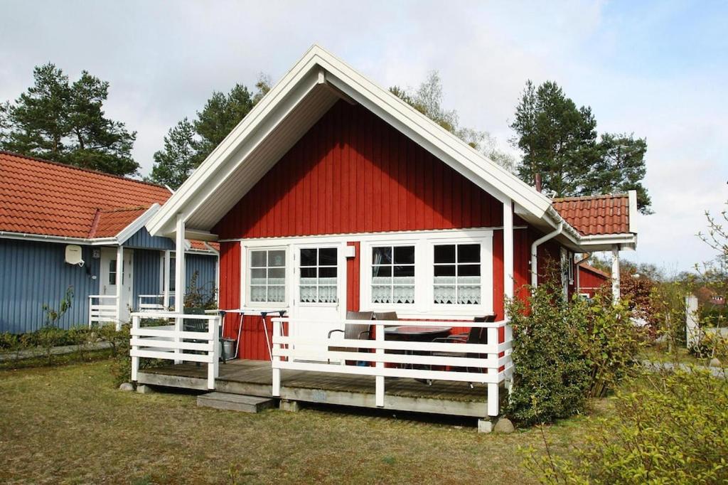 乌塞林Holiday house at the Useriner See, Userin的白色的红色房子,有白色的围栏