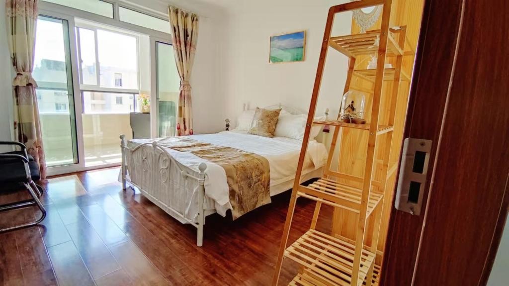 上海LI的家的一间卧室配有一张双层床和梯子