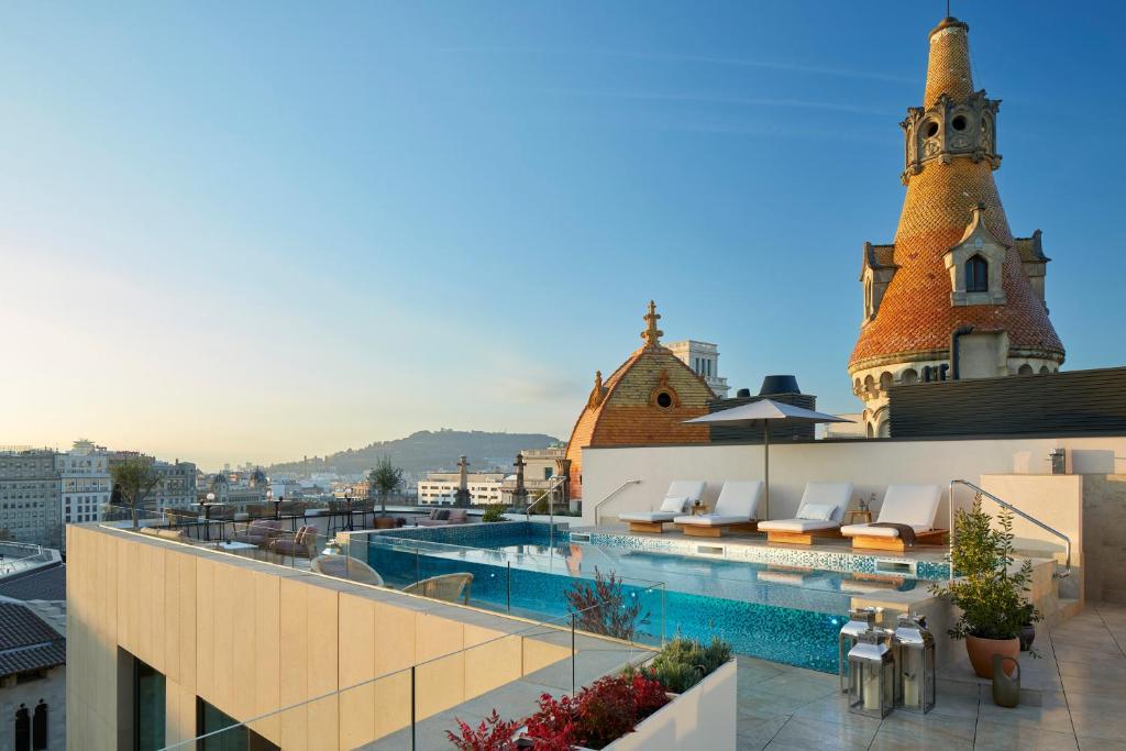 巴塞罗那ME Barcelona的建筑物屋顶上的游泳池