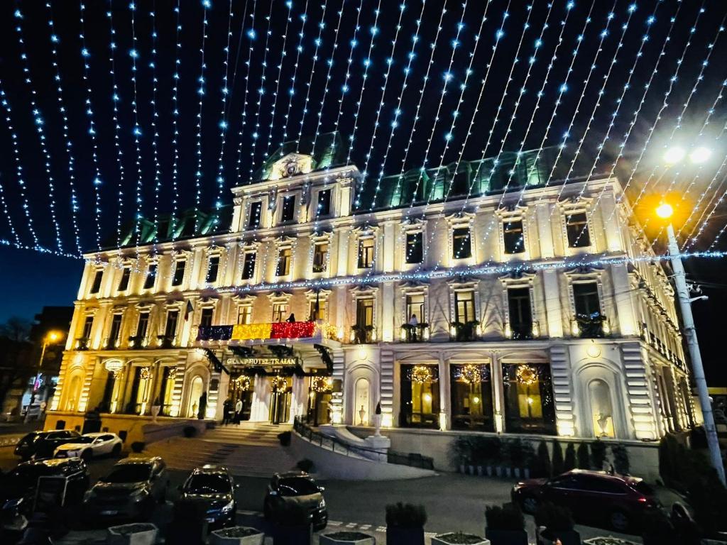 雅西Grand Hotel Traian的一座白色的大建筑,上面有圣诞灯