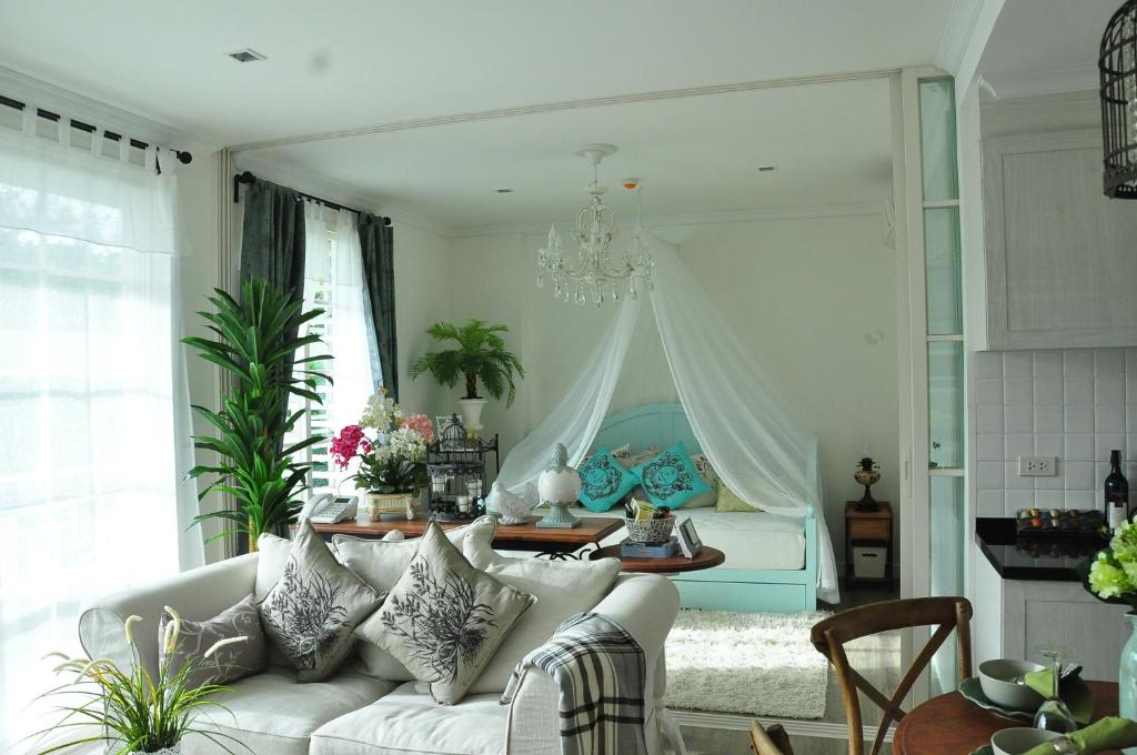 华欣Hua Hin-Summer Condominium的客厅配有白色的沙发和床。