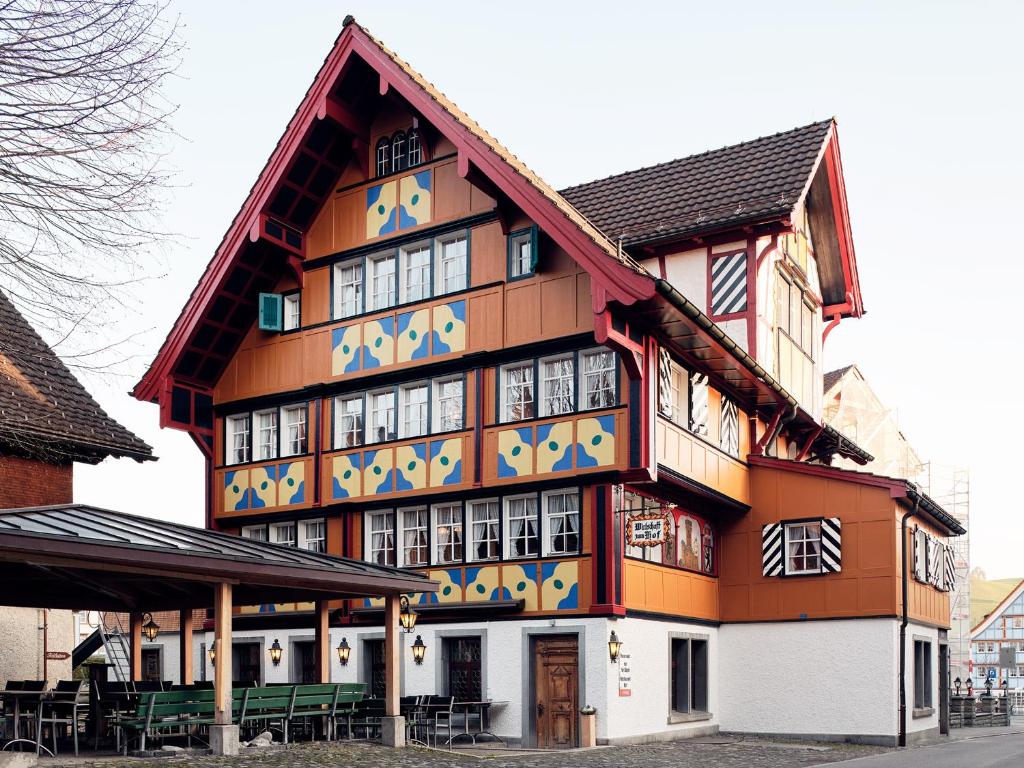 阿彭策尔Gasthaus Hof的一座拥有许多窗户的大型建筑