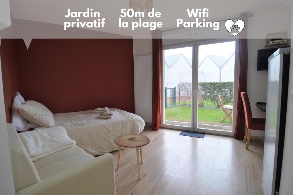 库尔瑟勒·苏尔·梅尔Jardin - à 50m de la plage - Wifi - Parking的一间卧室配有一张床、一张沙发和一个窗口