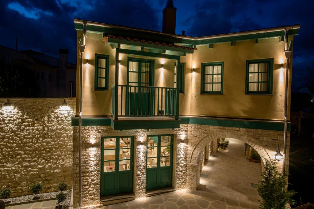 约阿尼纳CASTRELLO Old Town Hospitality的带阳台和灯的建筑