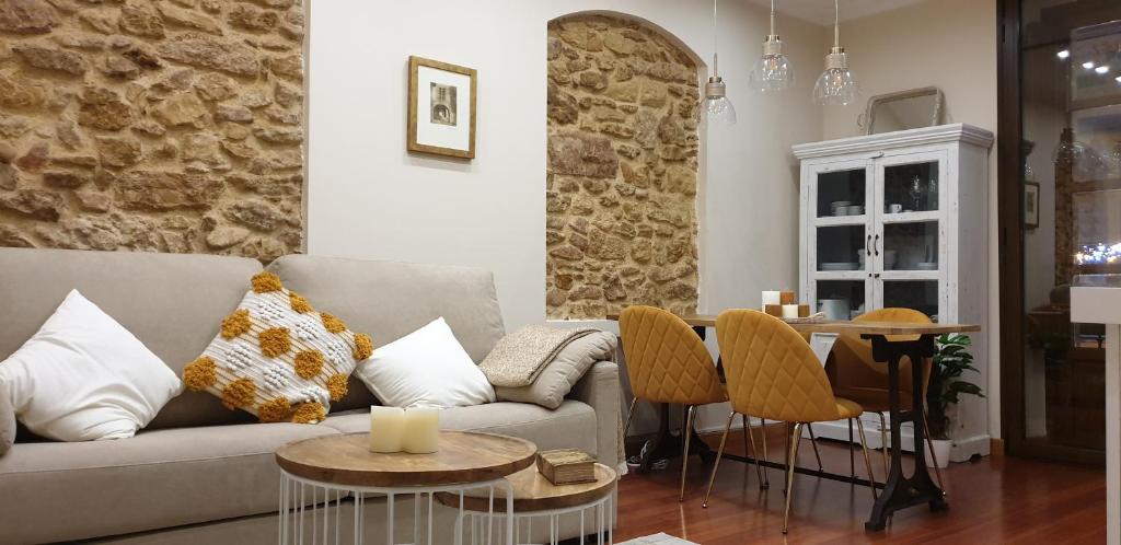 奥维多Ayuntamiento - Precioso con parking y WIFI的客厅配有沙发和桌子