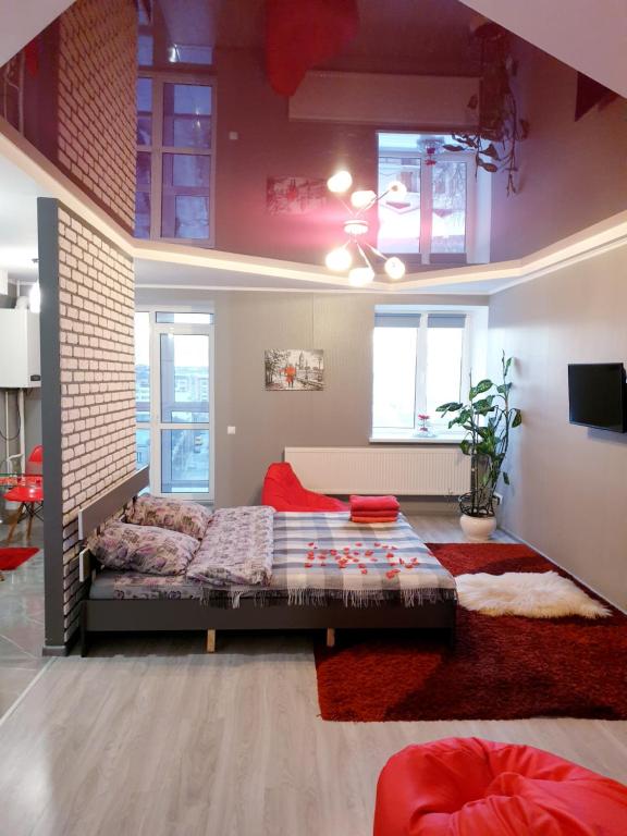捷尔诺波尔Стильна квартира-студія в центрі міста на набережній的卧室配有一张床