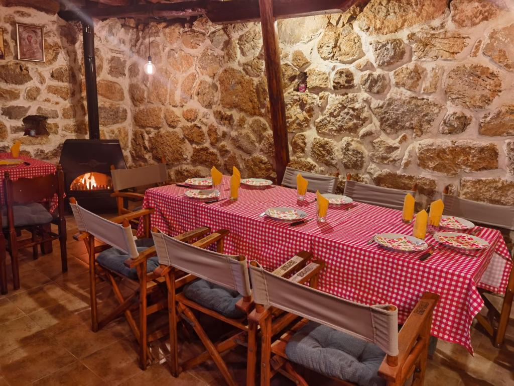 尼什Konak -Guest house -Ramonda Serbika的餐厅的一张桌子,上面有红色的桌布