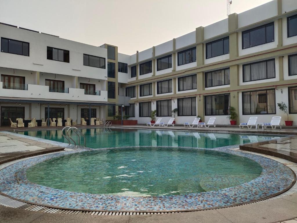 锡尔瓦萨Inspira Resort & Spa的大楼前的游泳池