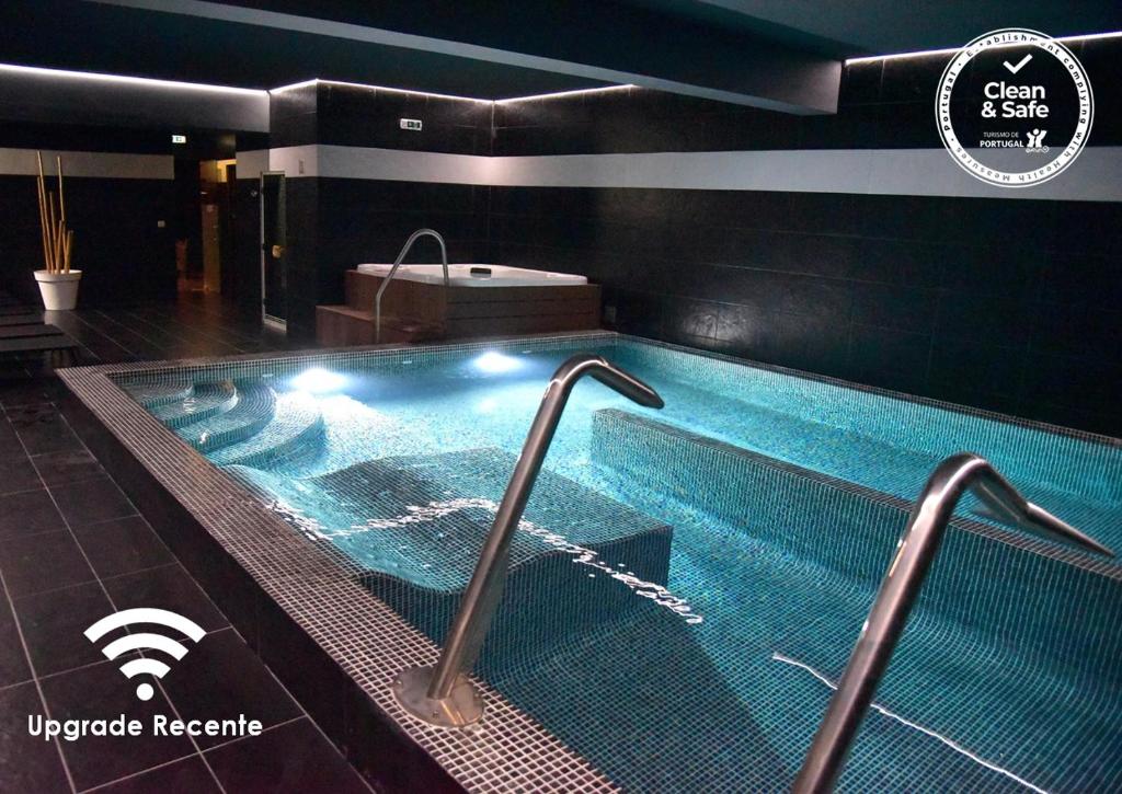 雷森迪Douro Marina Hotel & SPA的在酒店房间的一个大型游泳池
