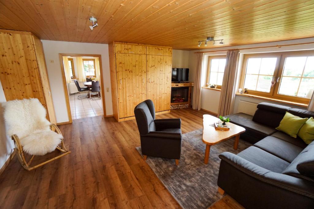 IbachHubertus Lodge的客厅配有沙发和桌子