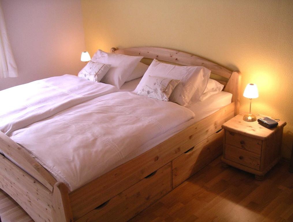 贝尔恩卡斯特尔-库斯Ferienhaus Anna Maria的卧室配有一张带白色床单和枕头的大床。