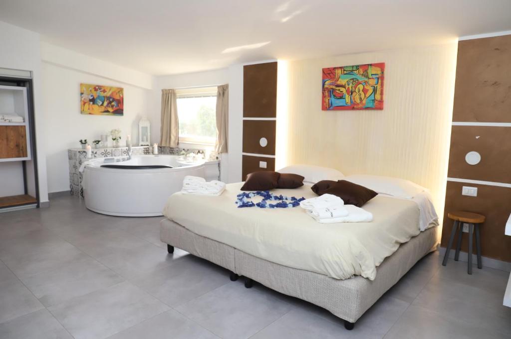 切里尼奥拉Il Borgo Suite的一间卧室配有一张床和浴缸