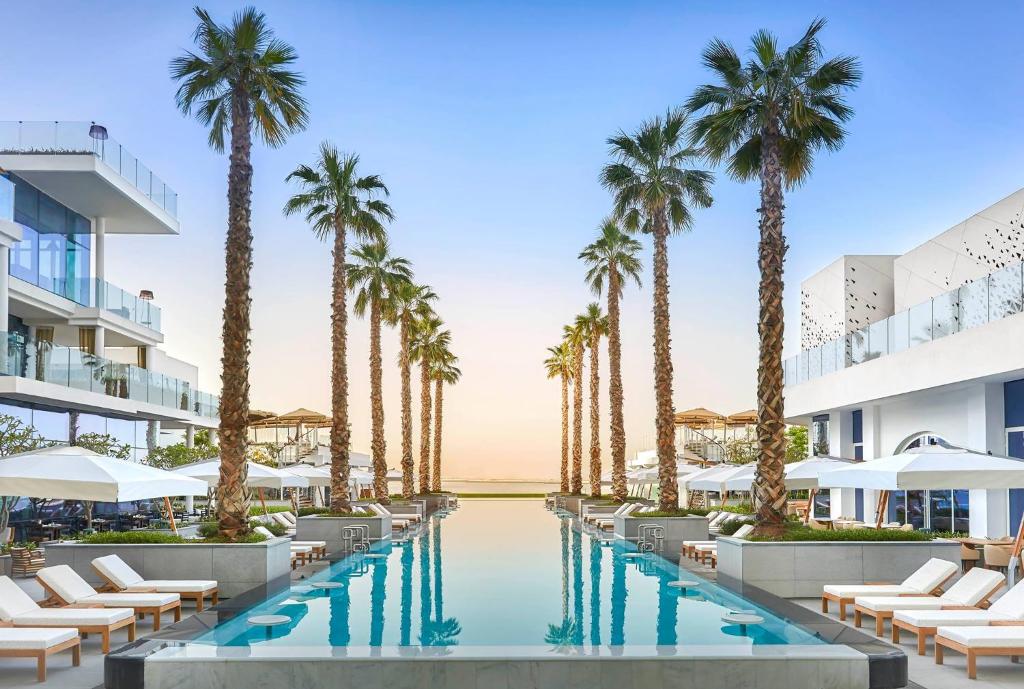 迪拜FIVE Palm Jumeirah Resort - 2 Bedrooms plus Maids and Private Jacuzzi - ModernLux的棕榈树度假村游泳池的图片