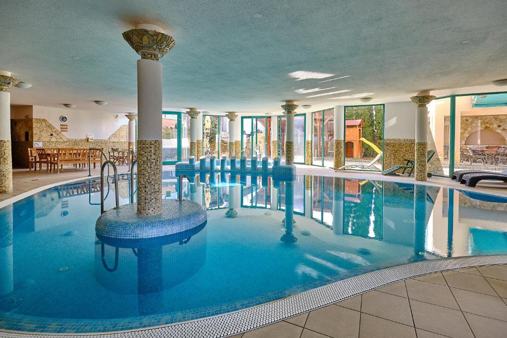 尼赖吉哈佐Lugas Hotel的在酒店房间的一个大型游泳池