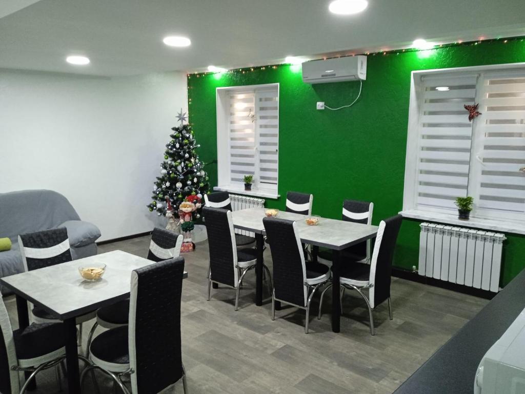 鲍里斯皮尔Green cost的用餐室设有2张桌子和1棵圣诞树