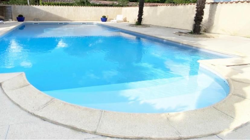 巴布通莱班 德拉派克斯酒店的蓝色海水大型游泳池