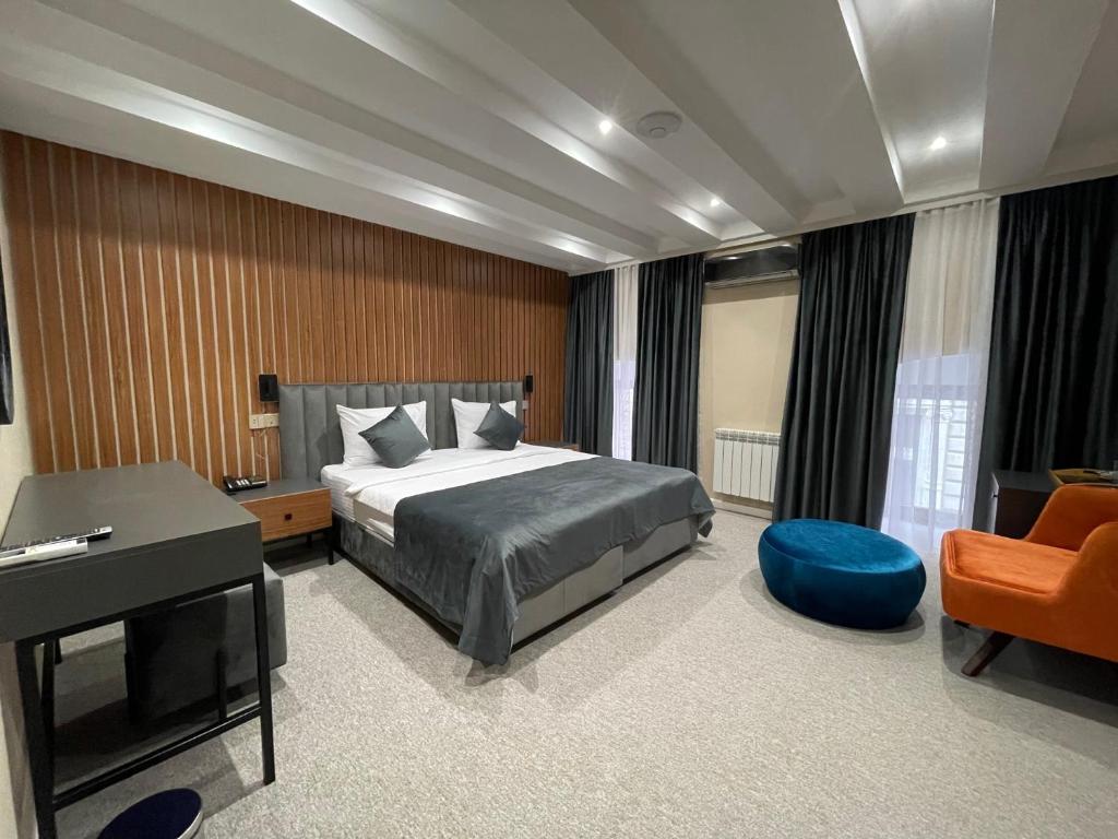 巴库Eleven Hotel Baku的一间卧室配有一张床、一张桌子和一把椅子