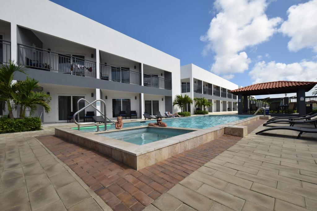 棕榈滩Arena Condos Aruba - few steps from Eagle Beach!的大楼前的游泳池