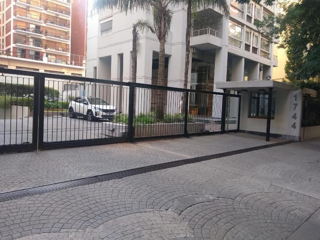 布宜诺斯艾利斯Torre Hernandez的建筑物前有车的黑色围栏