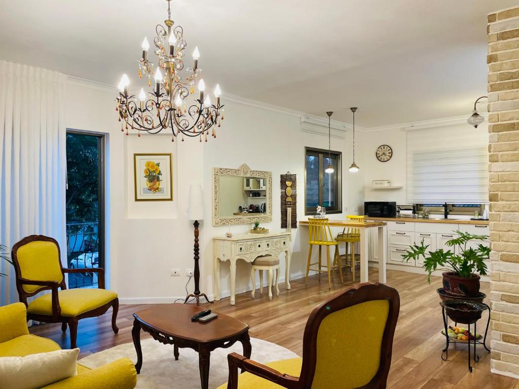 Tirat YehudaOrlinka的一间带吊灯的客厅和一间厨房
