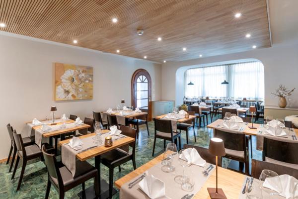 圣贝纳迪诺贝勒维酒店的餐厅内带桌椅的用餐室