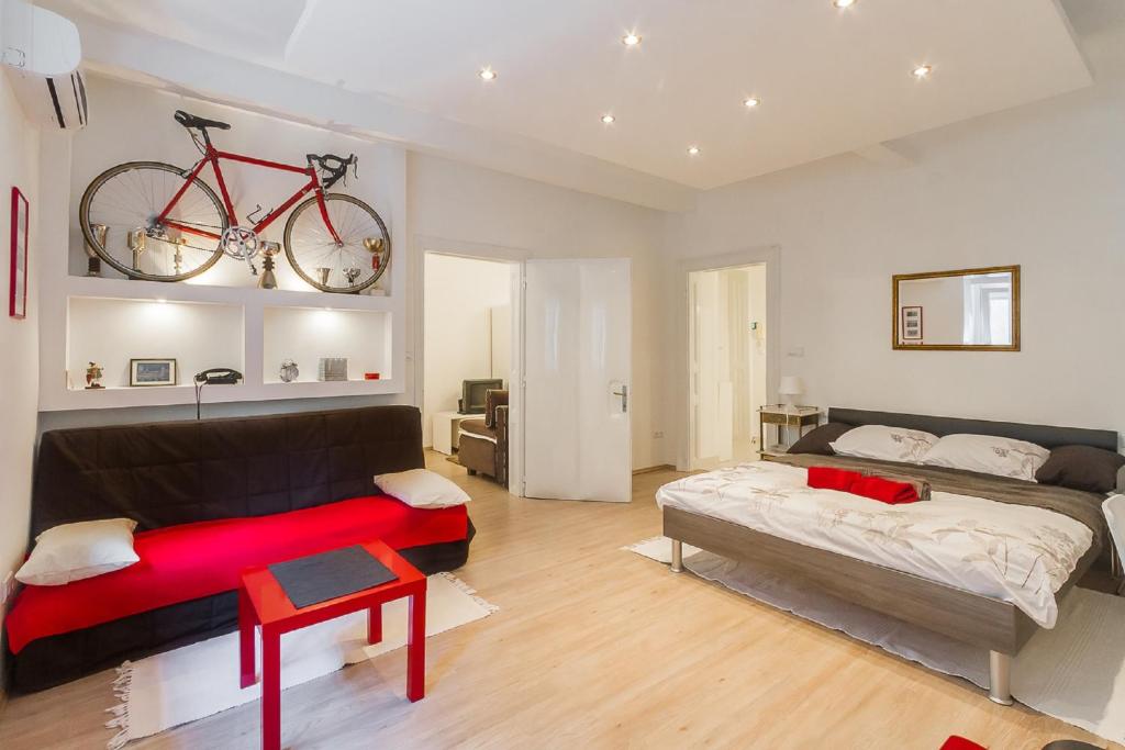萨格勒布红色自行车公寓的卧室配有一张床,墙上有自行车