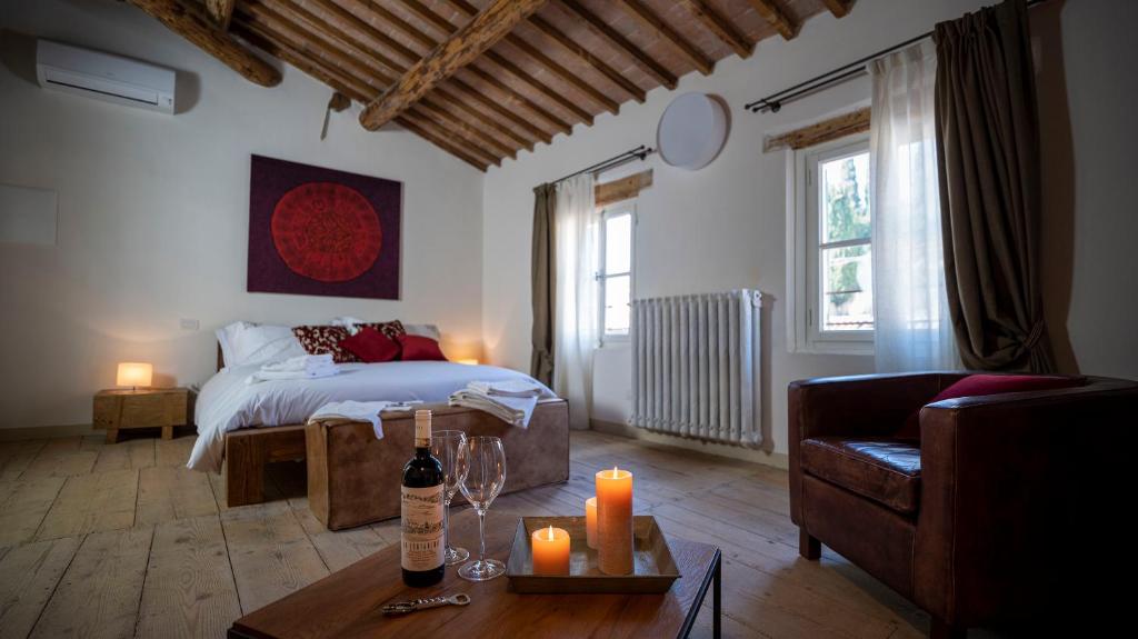 Mezzane di SottoLocanda Dell'Oleificio的客厅配有一张床和一张带蜡烛的桌子