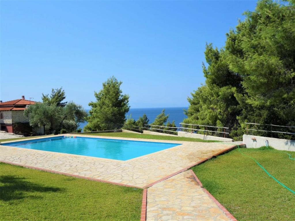 莫拉卡里瓦Villa Panorama的一座房子后院的游泳池