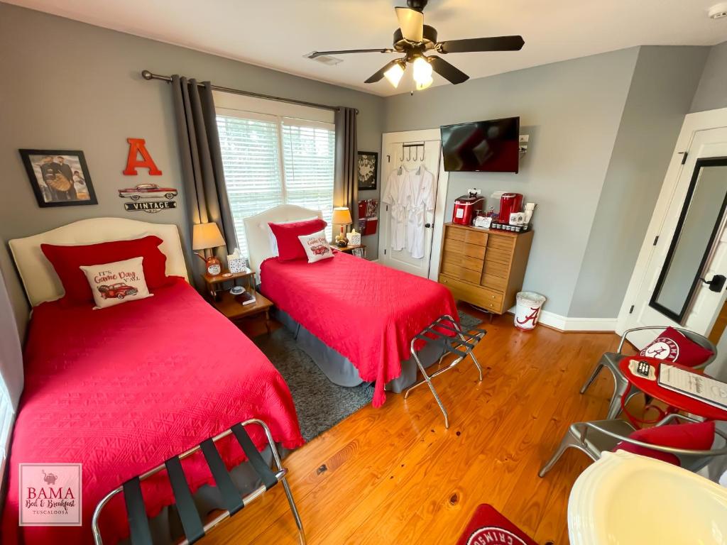 塔斯卡卢萨Bama Bed and Breakfast - Sweet Home Alabama Suite的一间卧室配有两张红色床罩