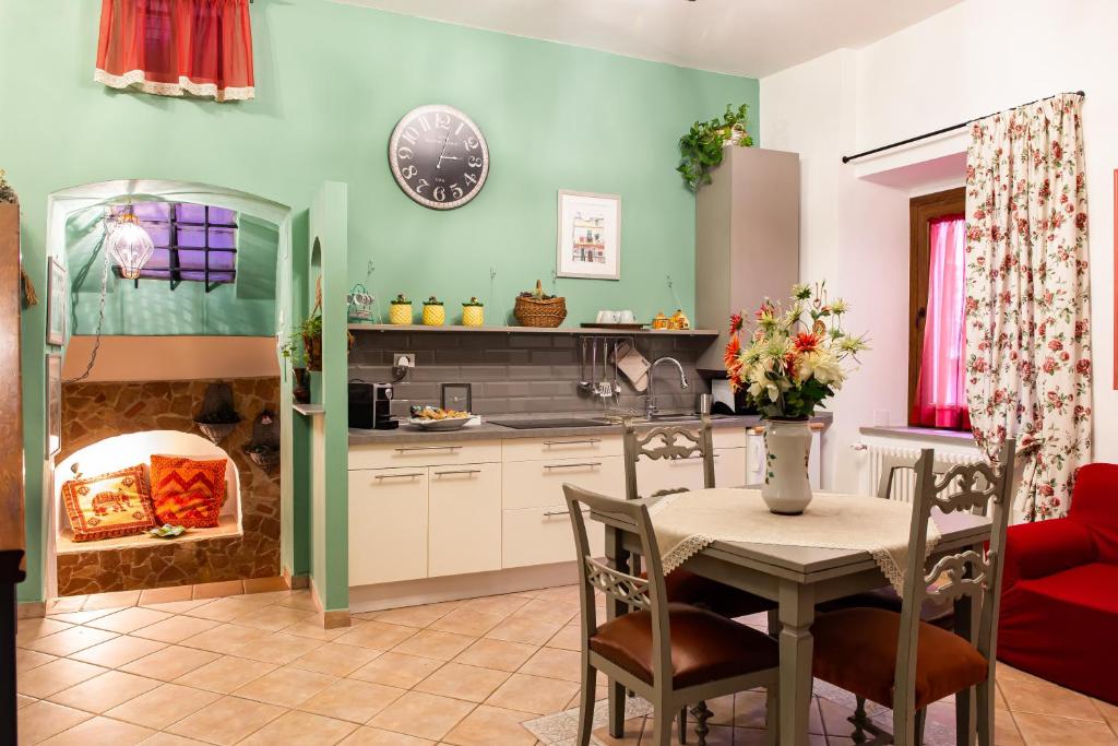 蒂沃利Casa Masci的厨房配有桌子和壁炉