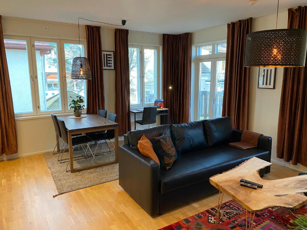 玛丽港Stava Mosters的客厅配有黑色沙发和桌子